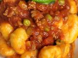Gnocchi sauce tomates viande et petits pois, recette Sicilienne