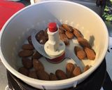 Une image de l'étape 8 de Gâteau crâne aux pêches de vigne et amandes.