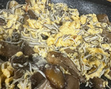 Foto del paso 5 de la receta: Revuelto de setas y gulas