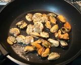 Foto del paso 2 de la receta Fetuccini nero con salsa de mariscos