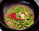 รูปขั้นตอนการทำที่ 5 ของ ถั่วฝักยาวผกะปิใส่ไก่