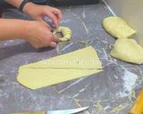 Foto del paso 5 de la receta: ☕Medialunas sin hojaldre, receta súper fácil 🥐🥐