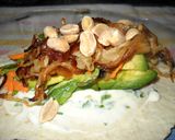 Foto del paso 7 de la receta: Tacos con pollo, palta, cebolla dorada y maní