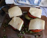 Foto del paso 3 de la receta: Aguacates (paltas) rellenos y horneados con albahaca