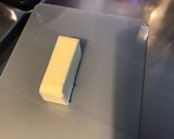 Une image de l'étape 2 de Flan pâtissier façon cheesecake aux pralines roses.
