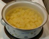 Burgonyás-fetás tésztakoszorú recept fázis 1 fotója