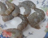 Foto del paso 1 de la receta Tomates rellenos de langostinos y surimi aderezados con mahonesa y aceite de marisco