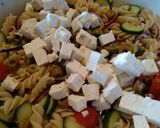 Φωτογραφία βήματος 4 της συνταγής Greek pasta salad. Σαλάτα ζυμαρικών αλλά ελληνικά