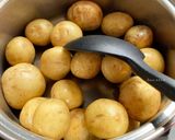 Foto del passaggio 2 della ricetta Patate novelle in umido🥔🇯🇵