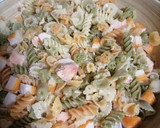 Foto del paso 2 de la receta: Ensalada de dinos, margaritas y espirales con salmón y gambas