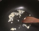 Foto langkah ke 2 dari resep Tumis Sawi Hijau Telur Asin dengan Bawang Putih Goreng.