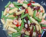 Foto langkah ke 4 dari resep Tumis Jagung Muda, buncis, jamur kuping, dan udang.