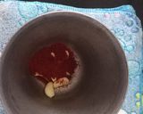 A picture of step 2 of Kathiyawadi garlic chutney.