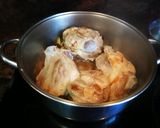 Foto del paso 2 de la receta: Codillo de cerdo en salsa al Oporto con setas shiitake