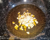 Foto del paso 6 de la receta: Col con patatas, huevo Mollet y refrito de ajos