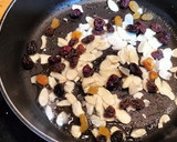 Foto del paso 8 de la receta: Muslos de pollo estofados con almendras, arándanos y pasas