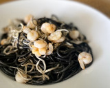 Foto del paso 5 de la receta: Spaghetti al nero di sepia con gambitas y gulas