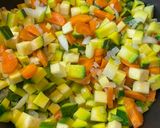 Foto del paso 2 de la receta: Tortilla al horno de zapallitos, zanahoria 🥕 y queso 🧀