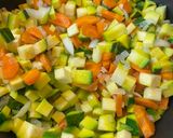 Foto del paso 2 de la receta: Tortilla al horno de zapallitos, zanahoria 🥕 y queso 🧀