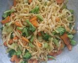 Foto langkah ke 6 dari resep Mie Goreng Brokoli.