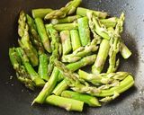 Une image de l'étape 2 de Wok poulet, asperges vertes et amandes grillées.