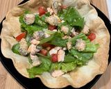 Foto del passaggio 5 della ricetta Caesar salade con salmone con semi di sesamo in una ciotola di tortillas 🥗🥙