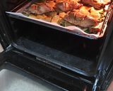 Foto del paso 6 de la receta Muslitos de pollo sobre cama de papas y verduras al horno
