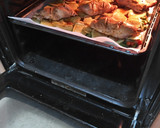 Foto del paso 6 de la receta: Muslitos de pollo sobre cama de papas y verduras al horno