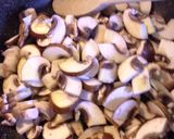 Foto del passaggio 2 della ricetta Tagliatelle al farro con funghi e speck croccante