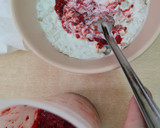 Foto del paso 3 de la receta: Yogur griego en rosa 🌹 Yogur con avena trasnochada y frutillas 🍓 low carb 🍓 alto en proteínas