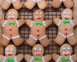 Une image de l'étape 9 de Biscuits bonshommes de Noël en pain d’épices.