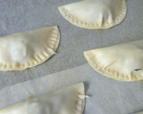 Foto del paso 6 de la receta: Empanadillas con pesto, mozzarella y tomate
