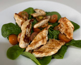 Foto del paso 4 de la receta: Ensalada de espinacas y pollo con salsa de yogur