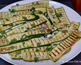 Foto del passaggio 3 della ricetta Conchiglioni ripieni di zucchine, gamberetti e ricotta con pesto di zucchine e zucchine grigliate