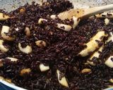 Foto del paso 5 de la receta Arroz negro con calamares y gambas