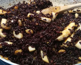Foto del paso 5 de la receta: Arroz negro con calamares y gambas