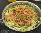Foto del paso 4 de la receta: Espaguetis de calabacín con pulled pork y salsa pesto