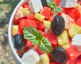 Une image de l'étape 1 de 🌿 Salade grecque (pastèque feta concombre).