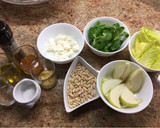 Foto del paso 1 de la receta: Ensalada con pera 🍐 y piñones 🥗(aderezo con mostaza y miel 🍯)