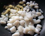 Foto del paso 2 de la receta: Chocos al ajillo con patatas confitadas 🦑