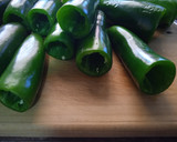 Foto del paso 1 de la receta: Chiles jalapeños rellenos de machaca y queso