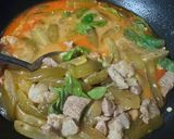 รูปขั้นตอนการทำที่ 5 ของ แกงเผ็ดหมู ตะลิงปิง