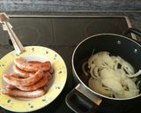 Foto del paso 3 de la receta: Salchichas frescas con cebolla