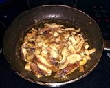 Foto del paso 4 de la receta: Tallarines en tinta de sepia con Shiitake, anchoas y queso Brie