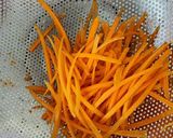 Hình bước làm 1 của món Nộm rong sụn nấm đùi gà (món chay)