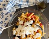 Foto del passaggio 2 della ricetta Pasta fredda pomodorini feta e olive