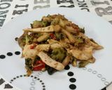 Foto del paso 5 de la receta: Salteado de verduras con tiras de pollo y salsa de soja