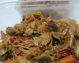 Foto del paso 6 de la receta: Fideos de arroz con verduritas, clara de huevo, txanpis y curry