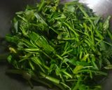 Foto langkah ke 3 dari resep Kangkung cah bawang putih.