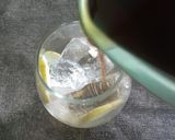 Foto langkah ke 4 dari resep Es Teh Lemon Selasih.